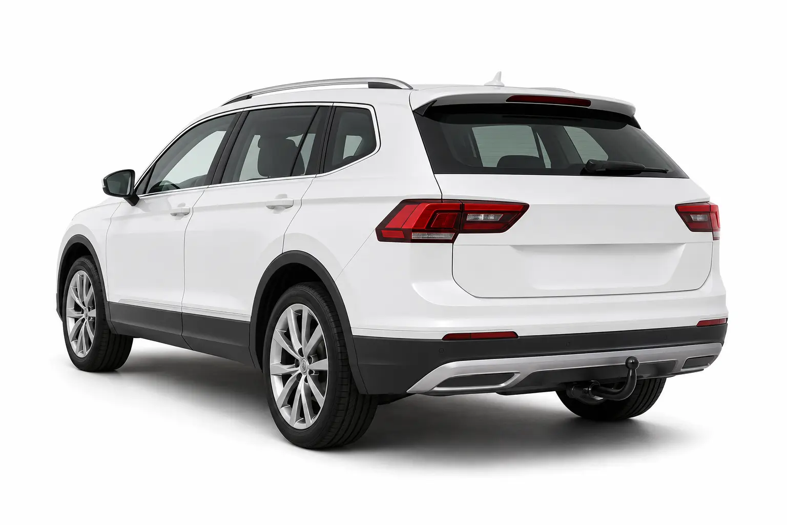 Bílé SUV s pevným kulovým čepem tažného zařízení pod zadním nárazníkem